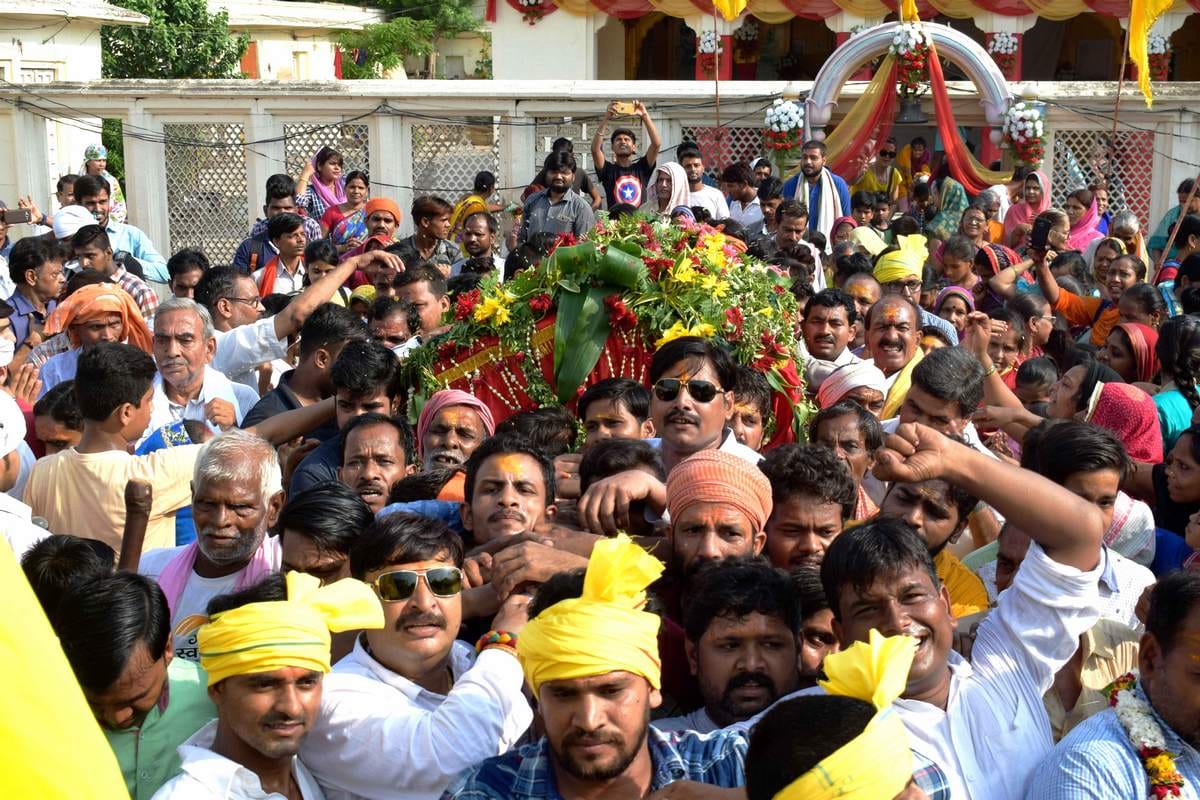 Lord jagannath rath yatra in varansi devotee worship his god
