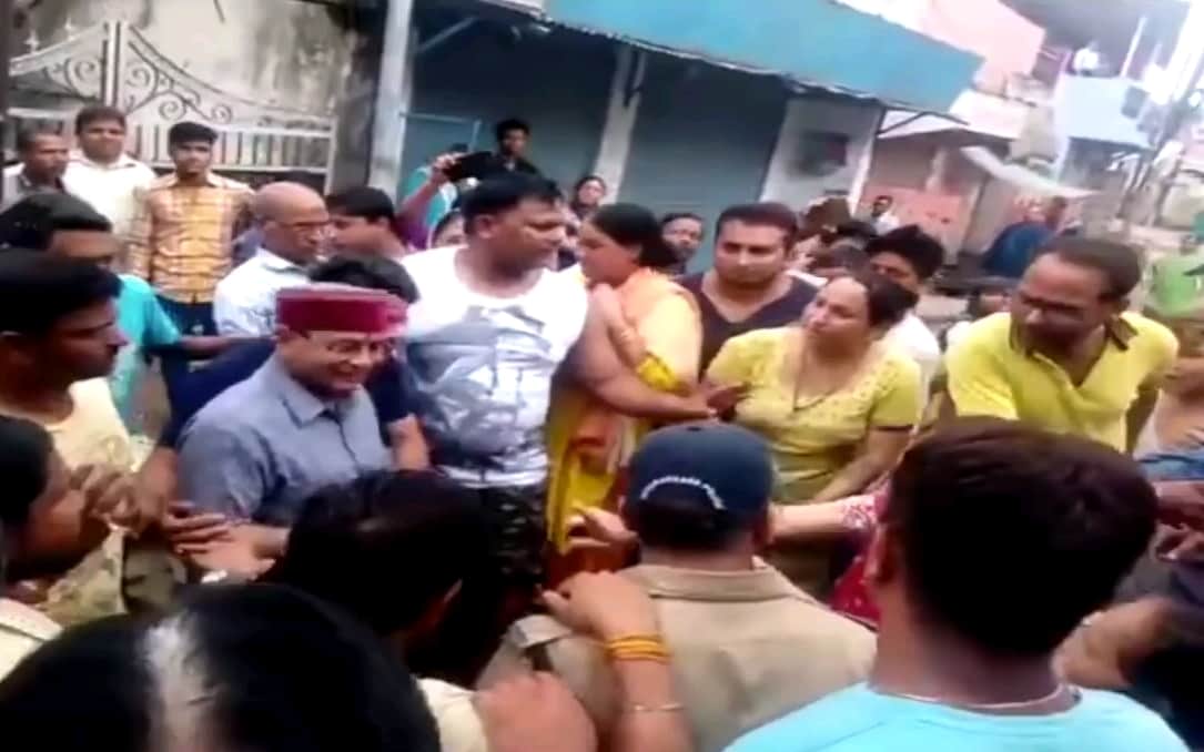 angry public throw mud on bjp mla at dehradun