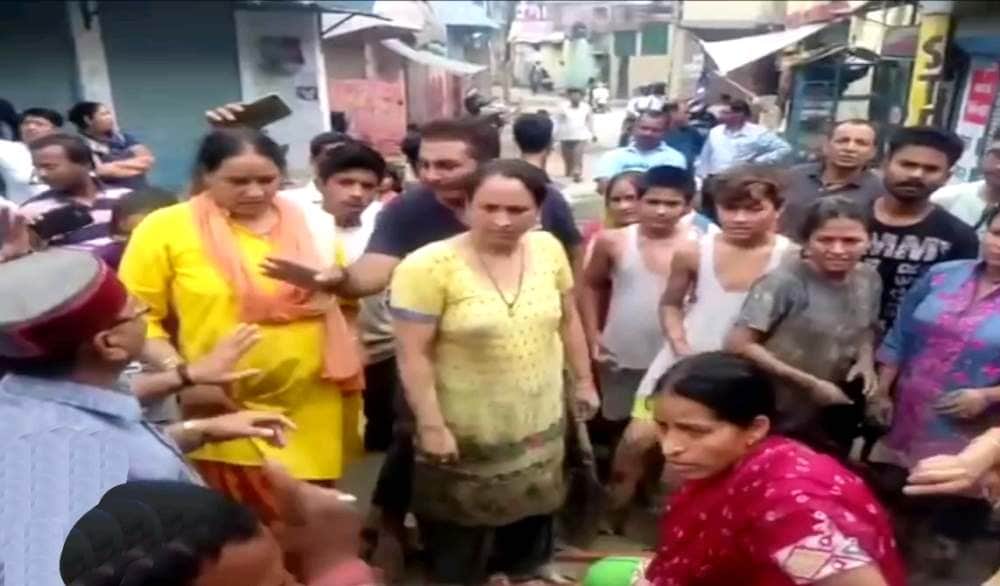 angry public throw mud on bjp mla at dehradun