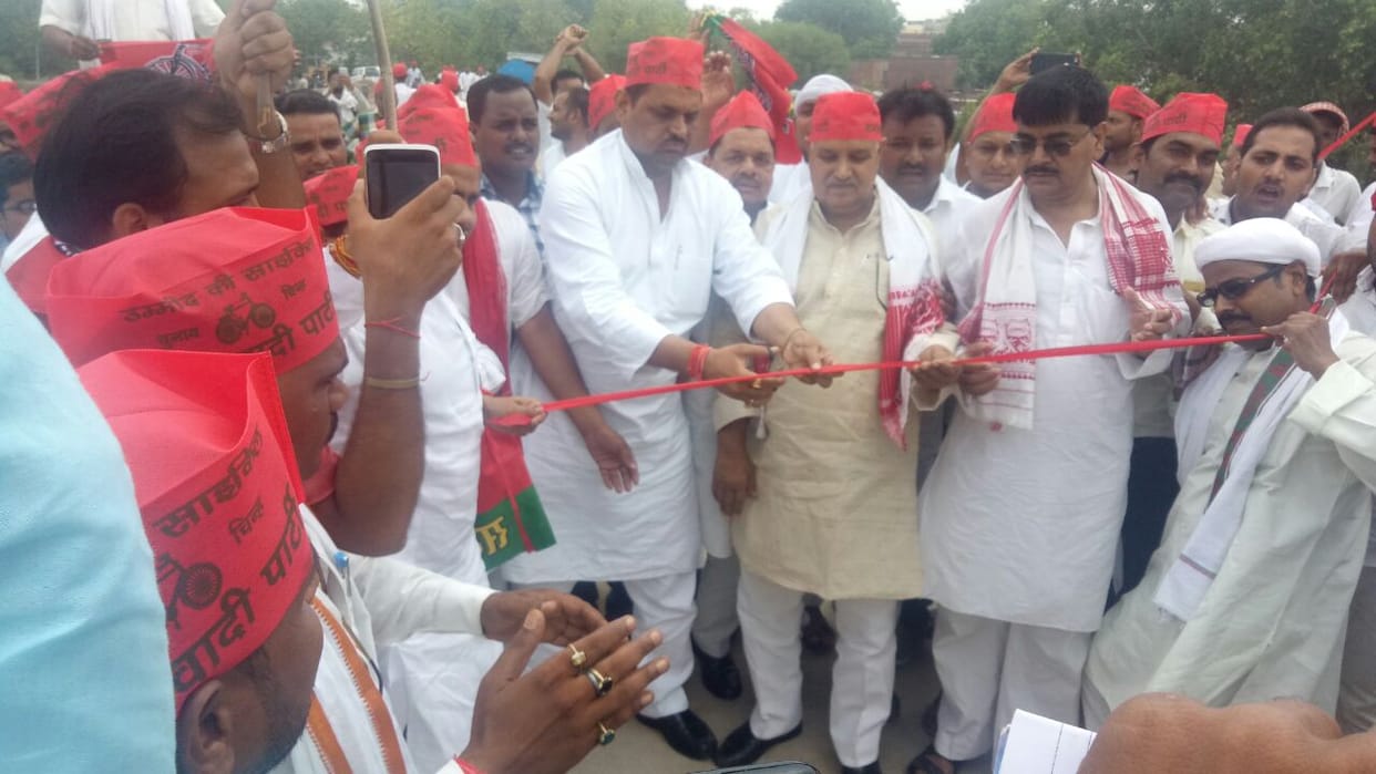 Samajwadi party workers inaugrate chunar bridge before PM modi