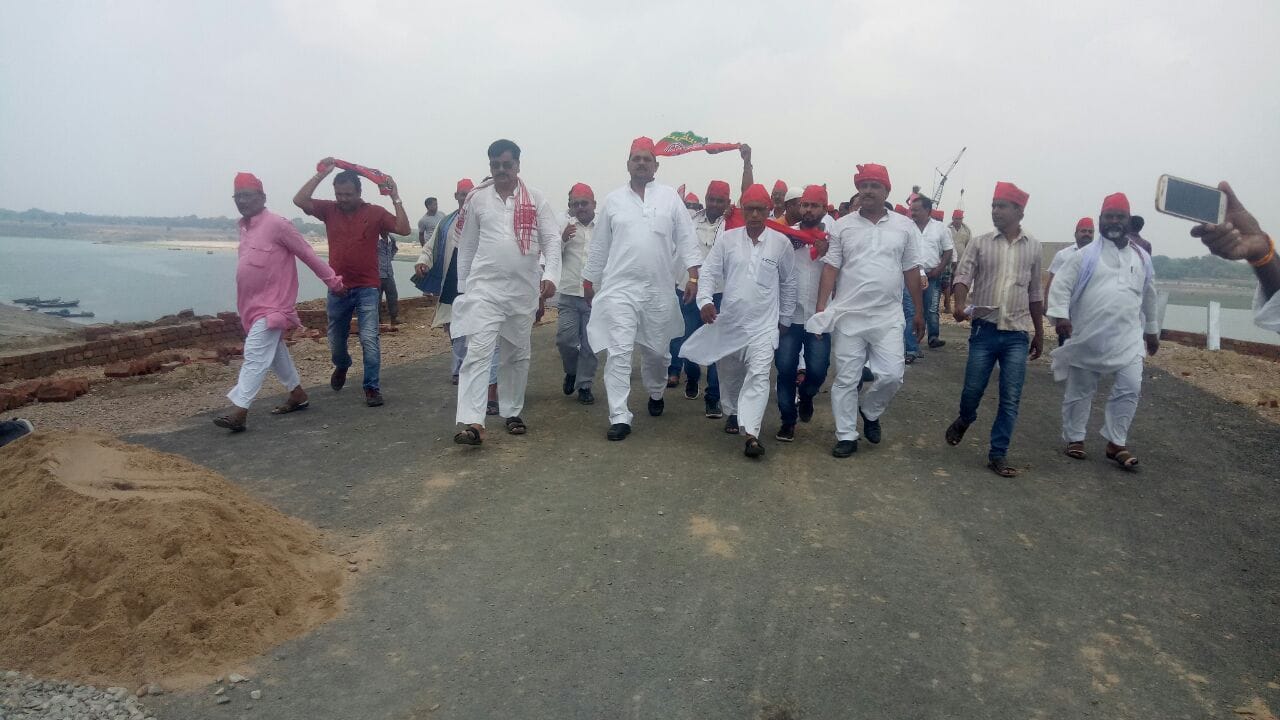 Samajwadi party workers inaugrate chunar bridge before PM modi