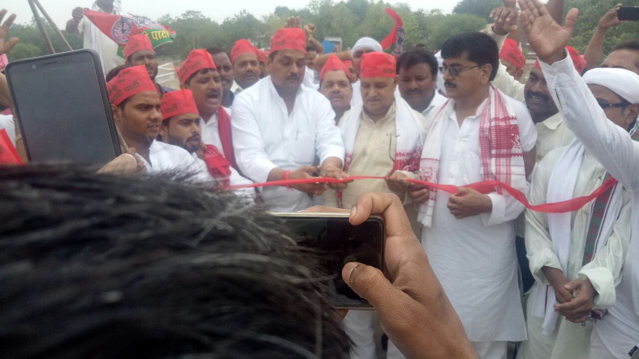 Samajwadi party workers inaugrate chunar bridge before PM modi