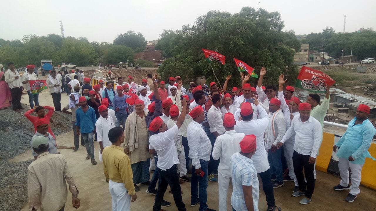 Samajwadi party workers inaugrate chunar bridge before PM modi