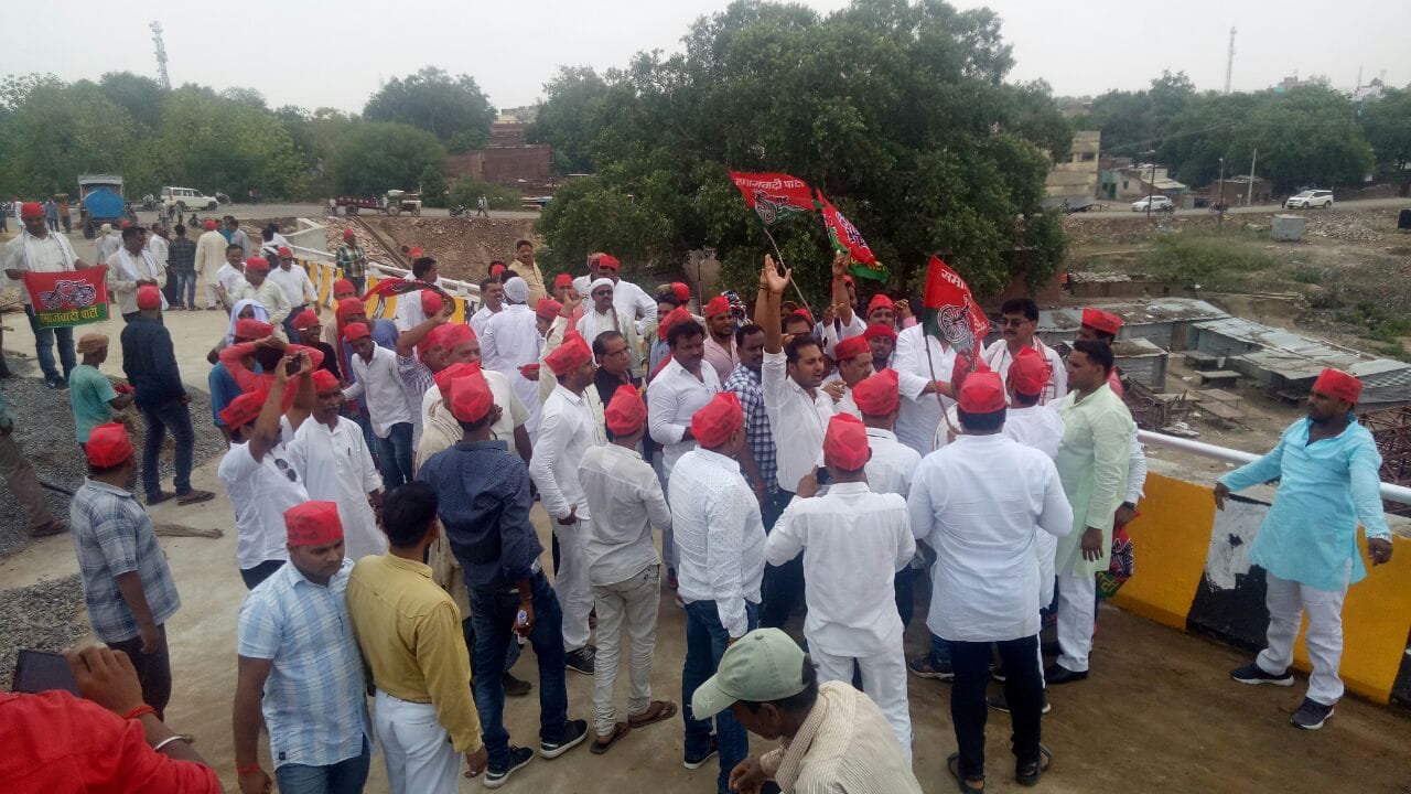 Samajwadi party workers inaugrate chunar bridge before PM modi