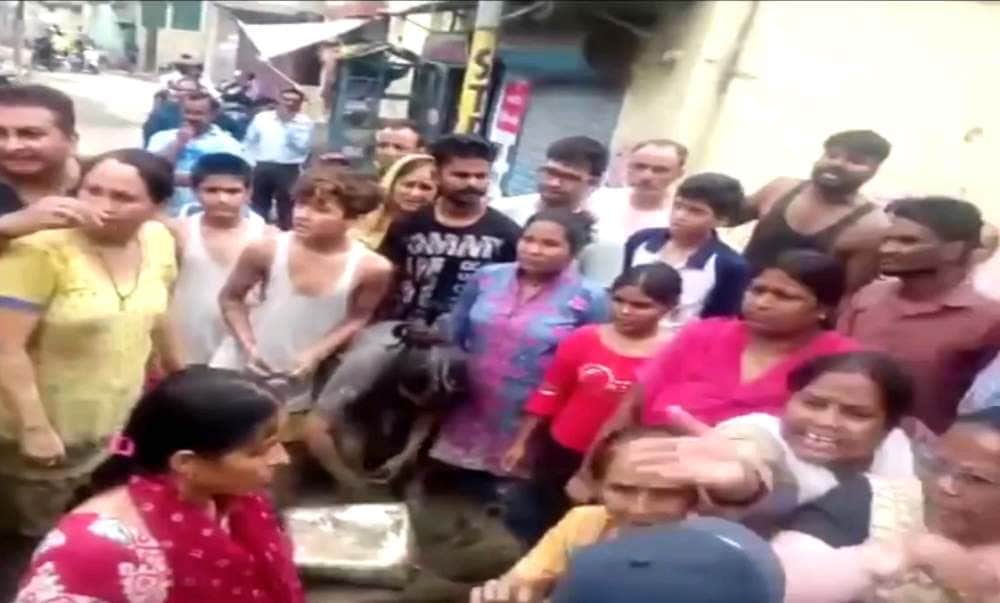angry public throw mud on bjp mla at dehradun