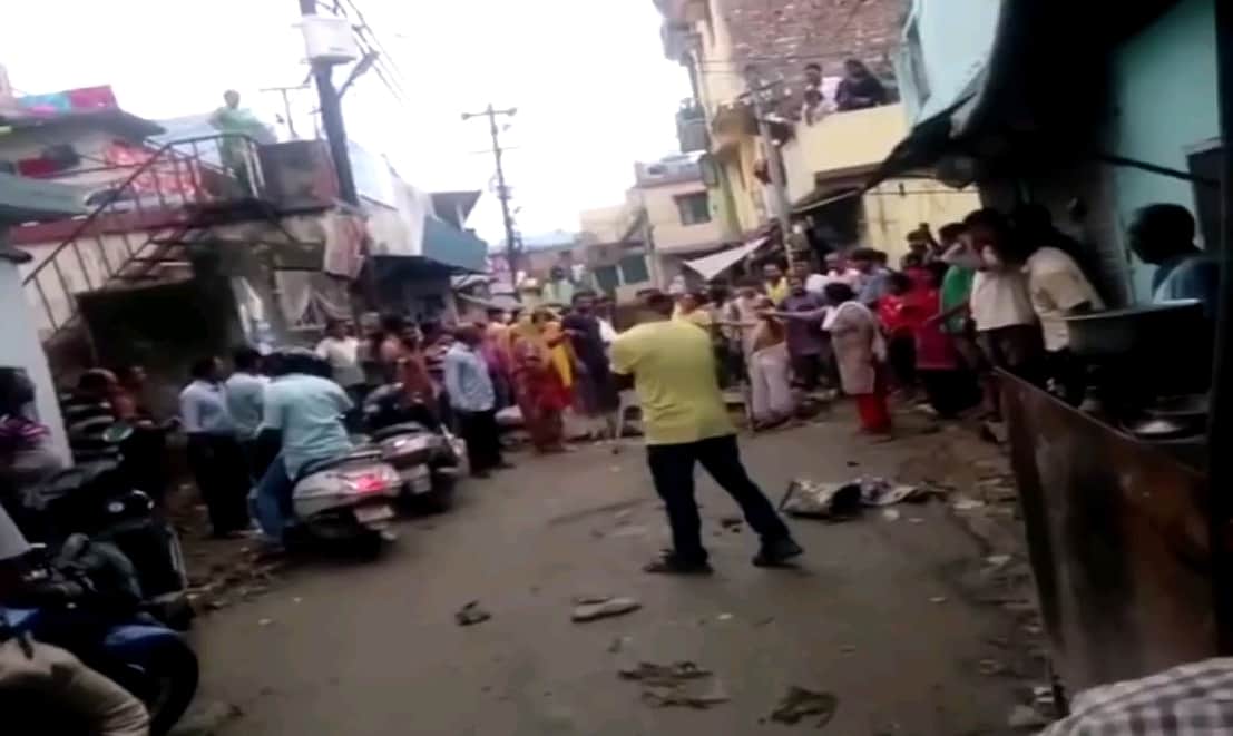 angry public throw mud on bjp mla at dehradun