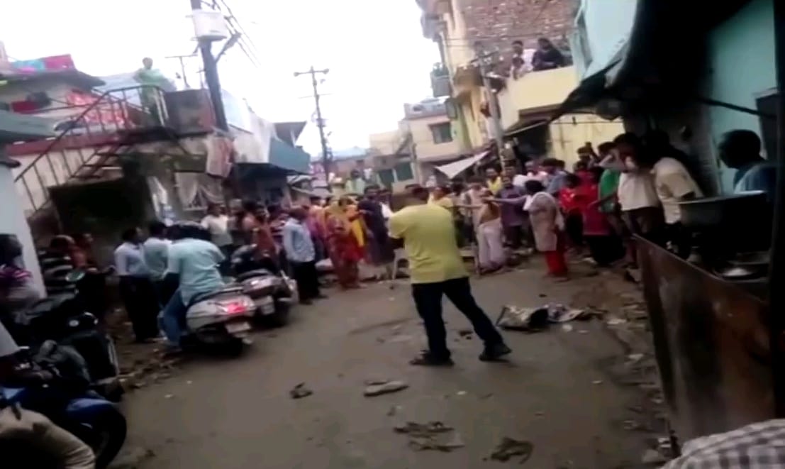 angry public throw mud on bjp mla at dehradun