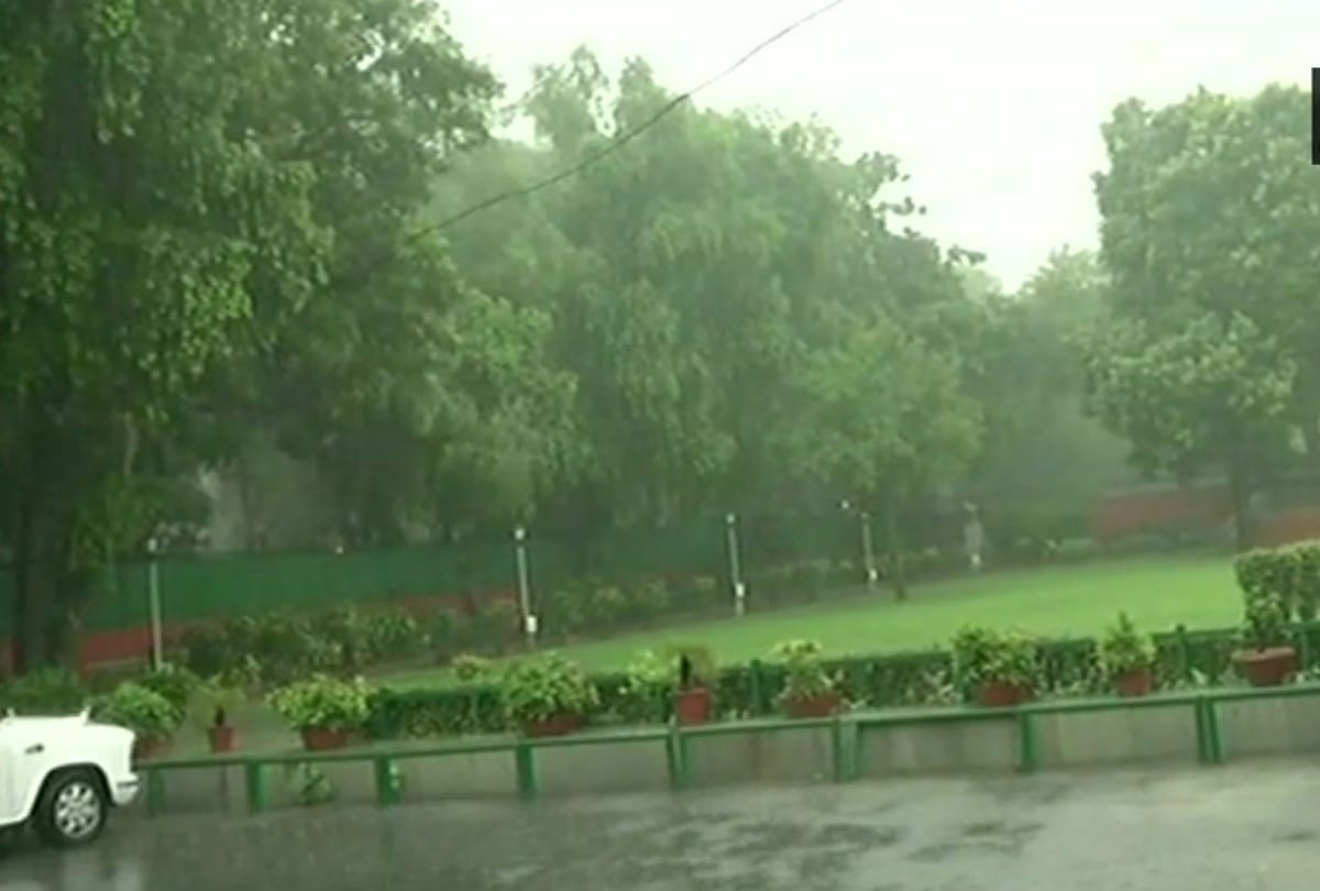 photos of rain in delhi ncr road clogged, water logging in delhi secretariat 3 day heavy rain alert