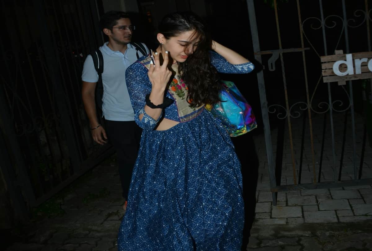 Sara Ali Khan and Kiara Advani had Spotted in mumbai