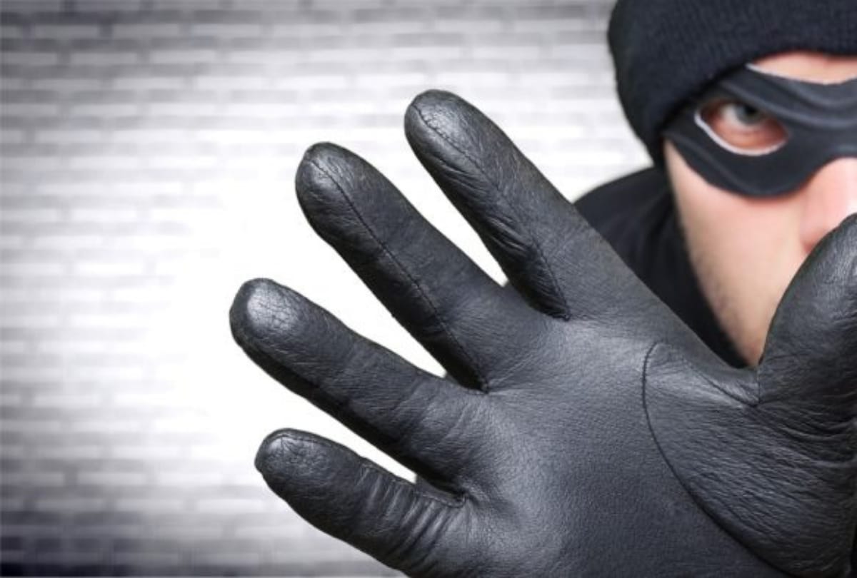 thief return full gold jewelleries to the owner and write an apology letter