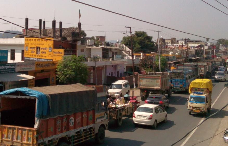 पांवटा साहिब में पार्किंग नहीं, रोज हो रही सड़क जाम