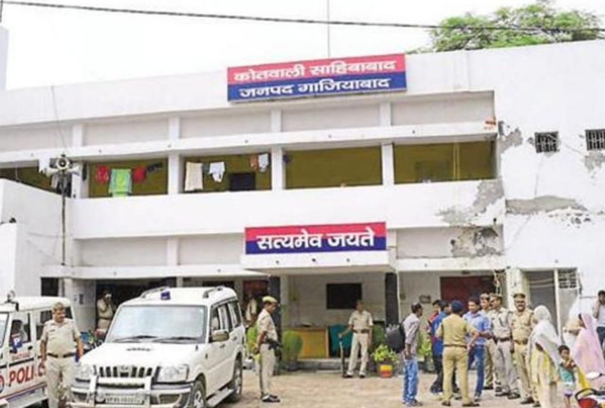 ghaziabad cop reach woman journalist home for passport verification says hug me