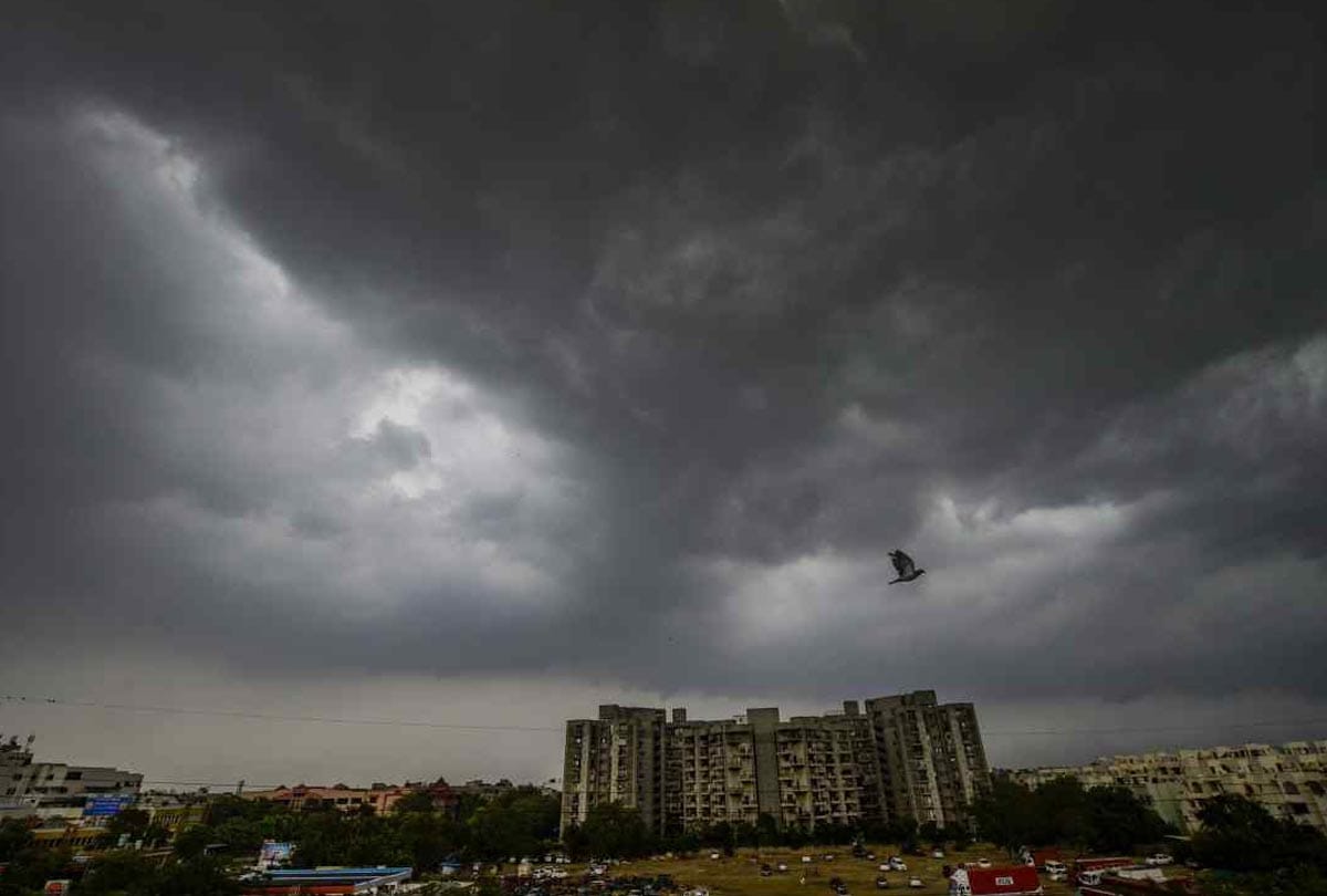 Rain and Thundershowers is very likely to occur today during next three hours 