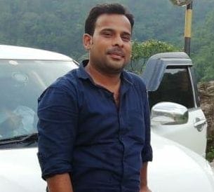 पेड़ से टकराई कार, संविदा स्वास्थ्यकर्मी की मौत