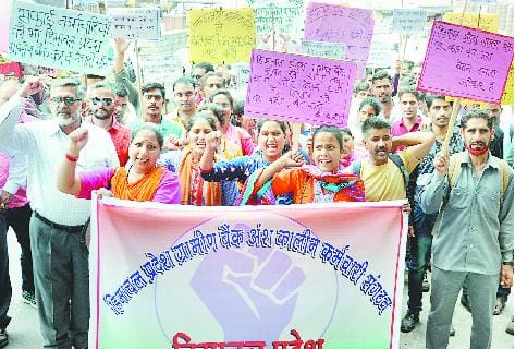 न्यूनतम वेतन के लिए सड़कों पर उतरे कर्मचारी