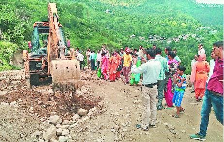 रिवालसर में सड़क खोदने पर विवाद