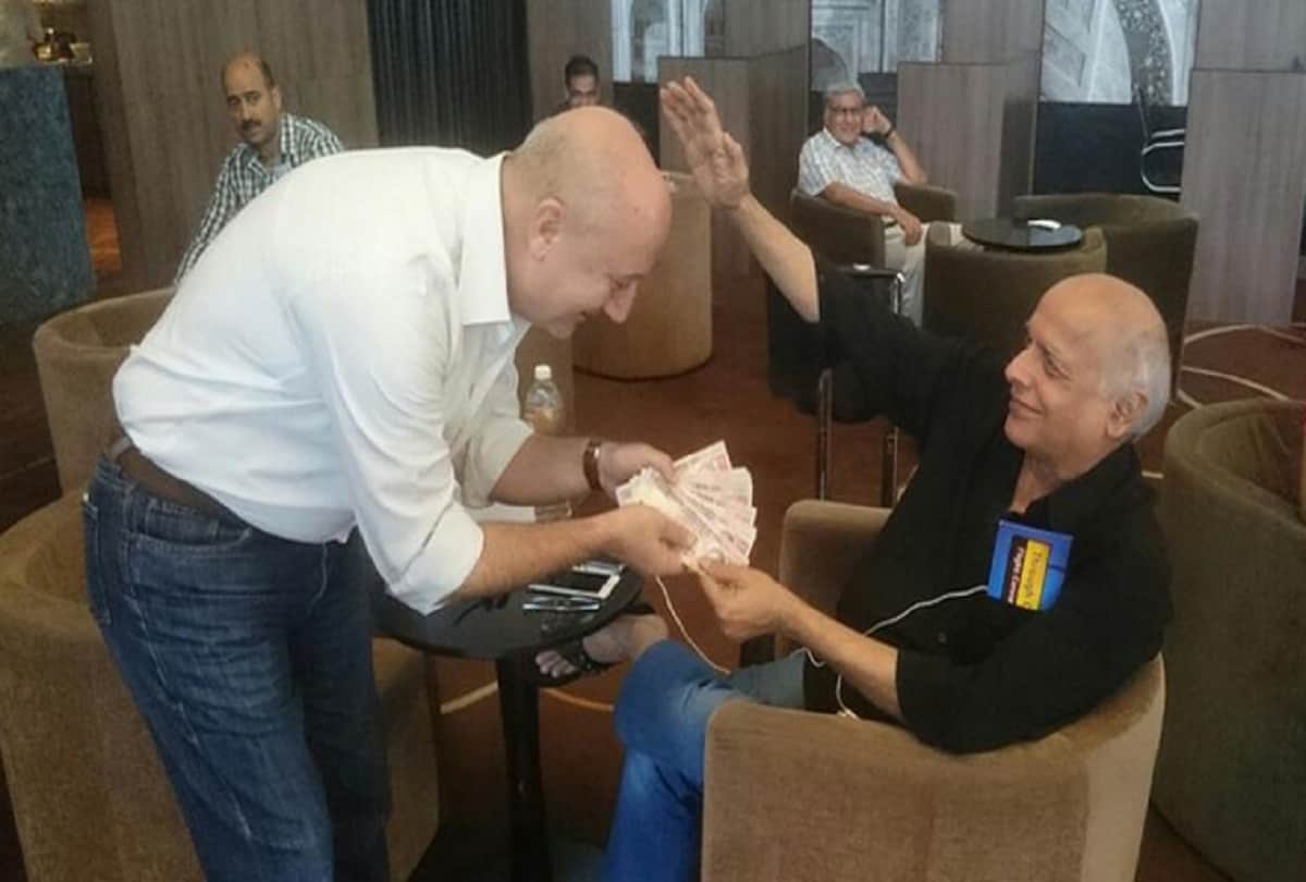 Anupam Kher gives money to Mahesh Bhatt as guru dakshina