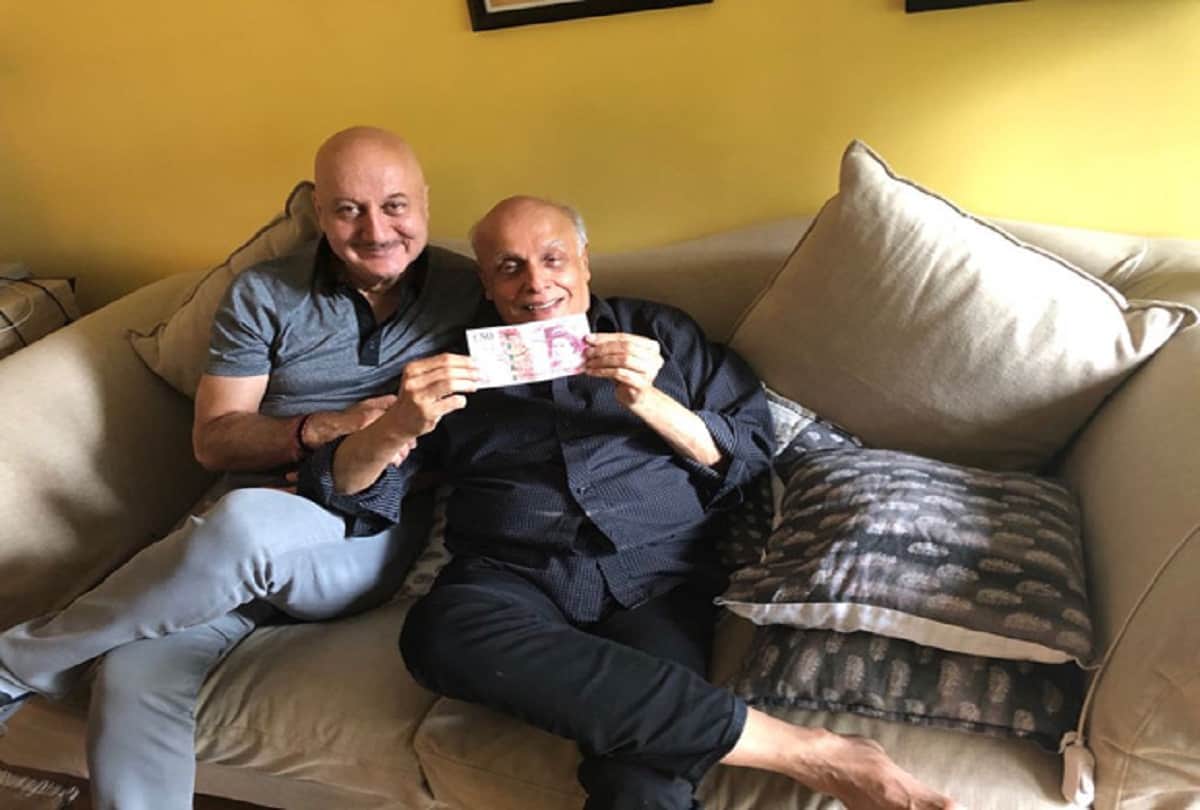 Anupam Kher gives money to Mahesh Bhatt as guru dakshina