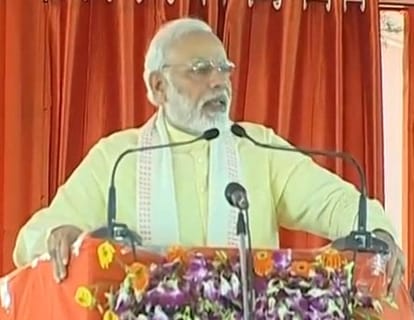 Pm modi arrived varanasi cm yogi welcome him