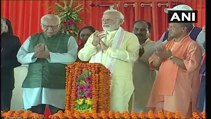 Pm modi arrived varanasi cm yogi welcome him