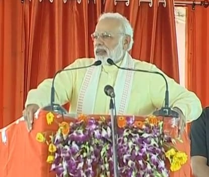 Pm modi arrived varanasi cm yogi welcome him