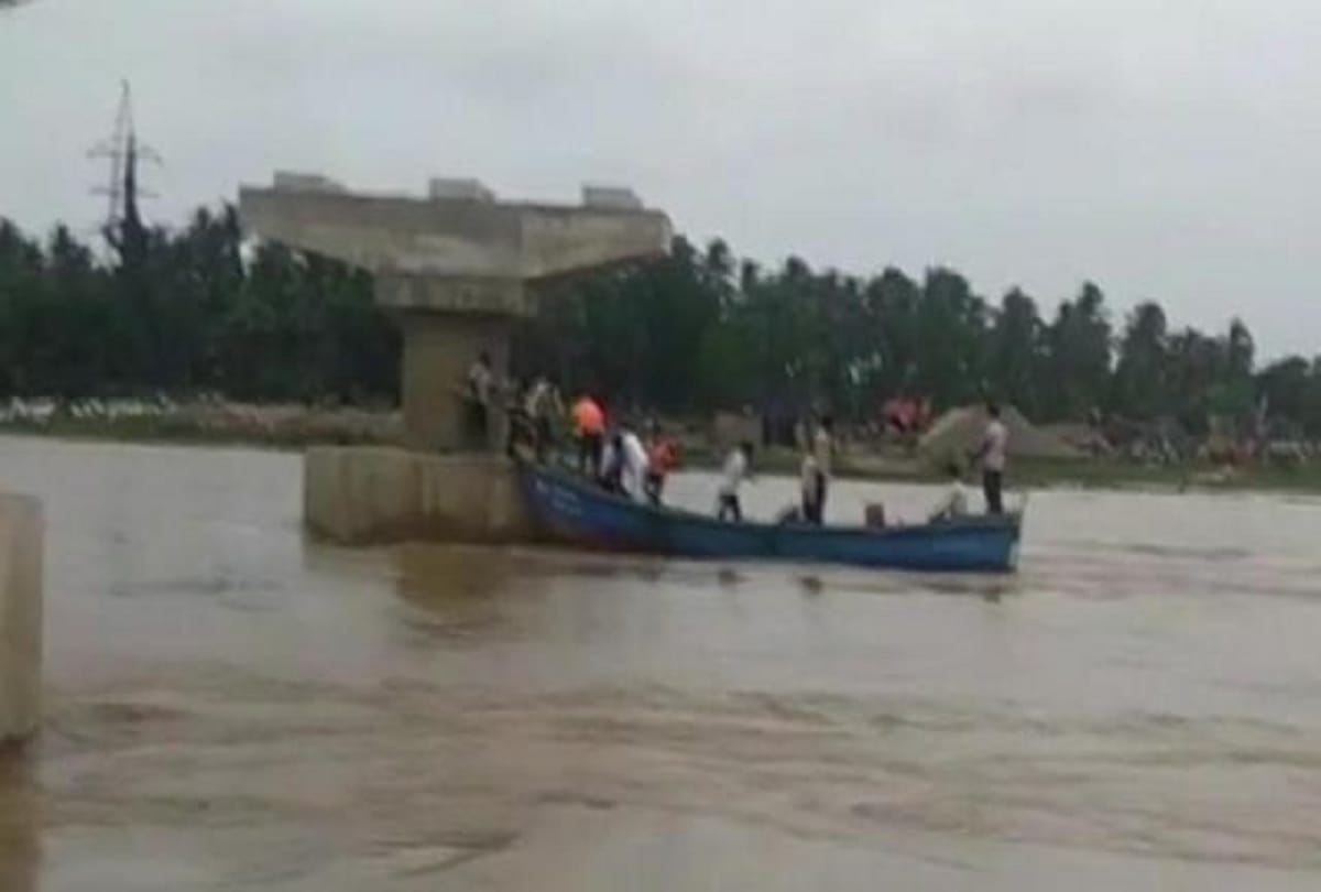 बच्चों से भरी नाव नदी में पलटी