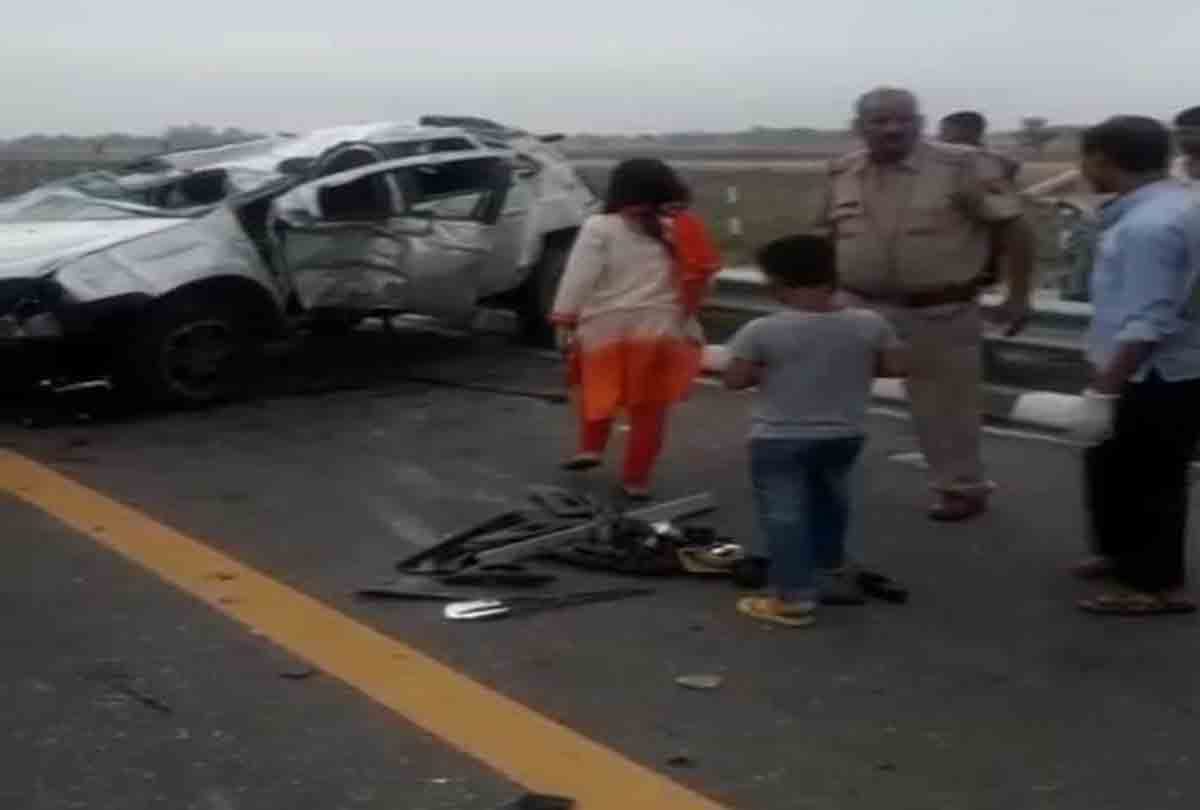 Two people diad in road accident on Lucknow-Agra Express way