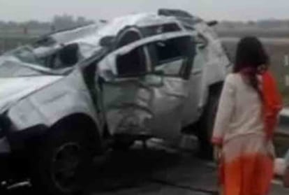 Two people diad in road accident on Lucknow-Agra Express way