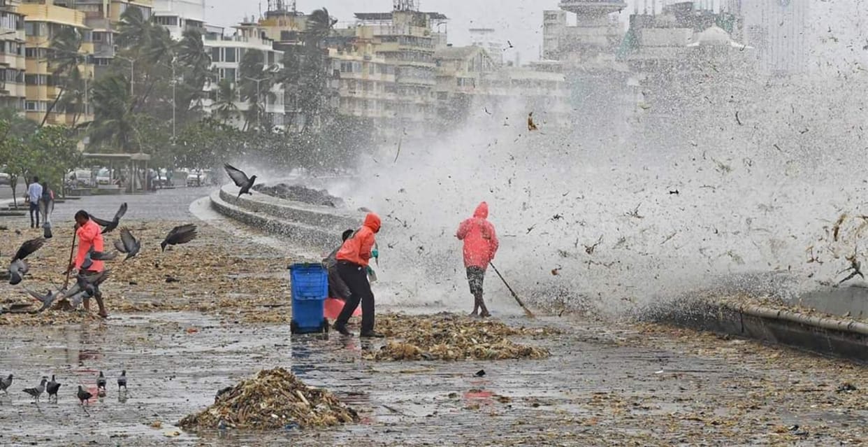  Mumbai: high tide brings garbage from the sea onto marine drive