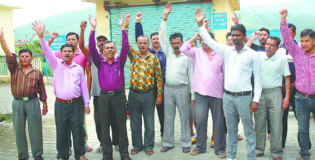 Angered by the problem of drinking water shortage