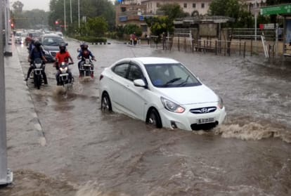few minutes rains in delhi ncr creates traffic jam