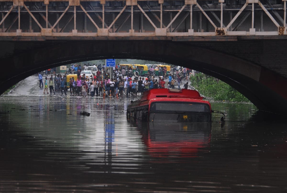 photos of rain in delhi ncr road clogged, water logging in delhi secretariat 3 day heavy rain alert