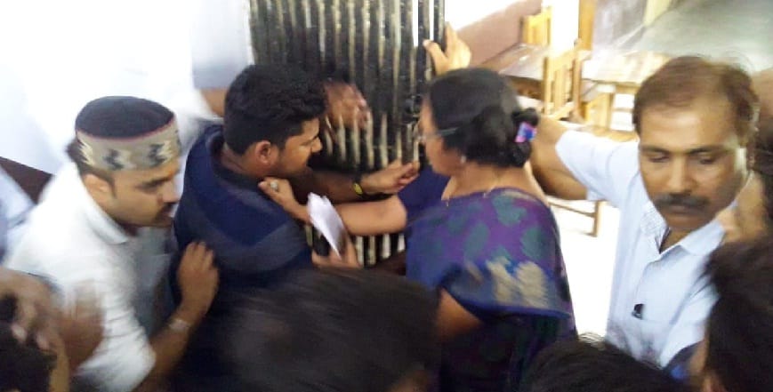 रामनगर महाविद्यालय में प्रवेश को लेकर बवाल