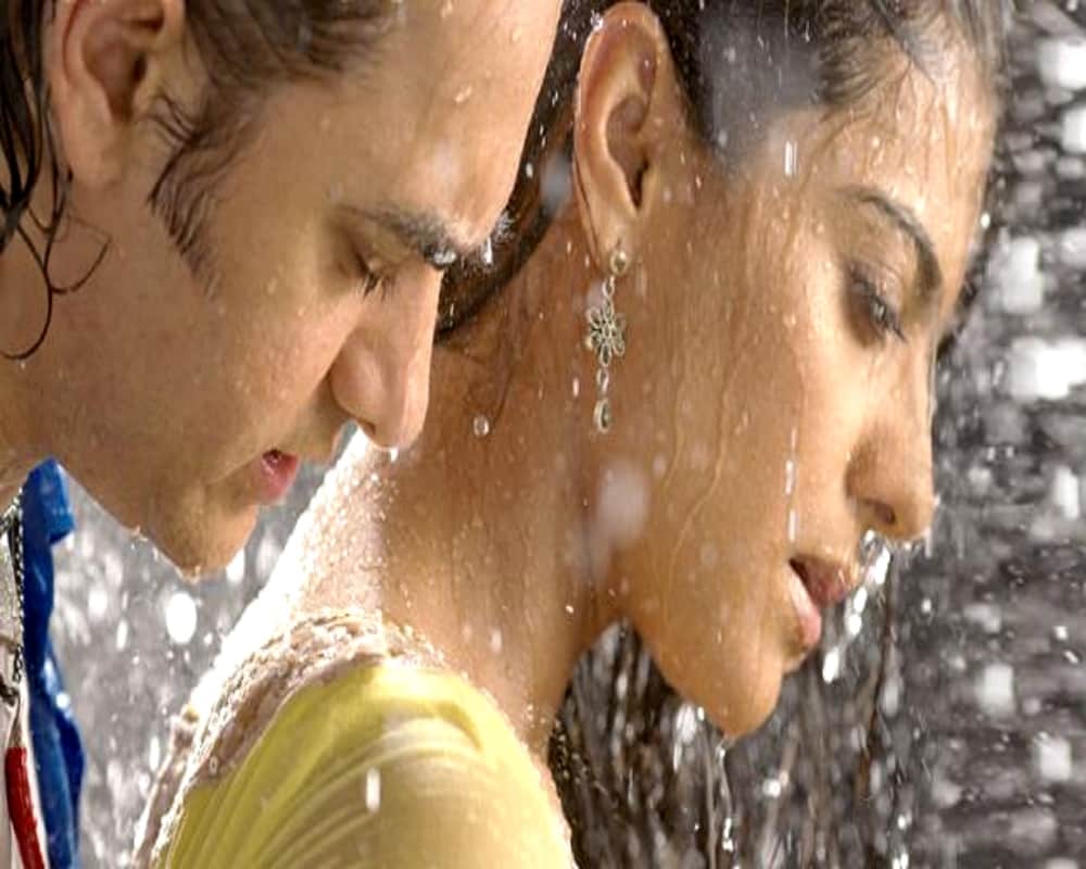 5 Romantic ways to express love in monsoon will take your heart away