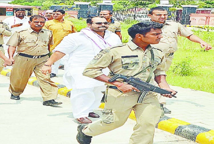 munna bajrangi murder: Sunil Rathi took a long line to touch the feet