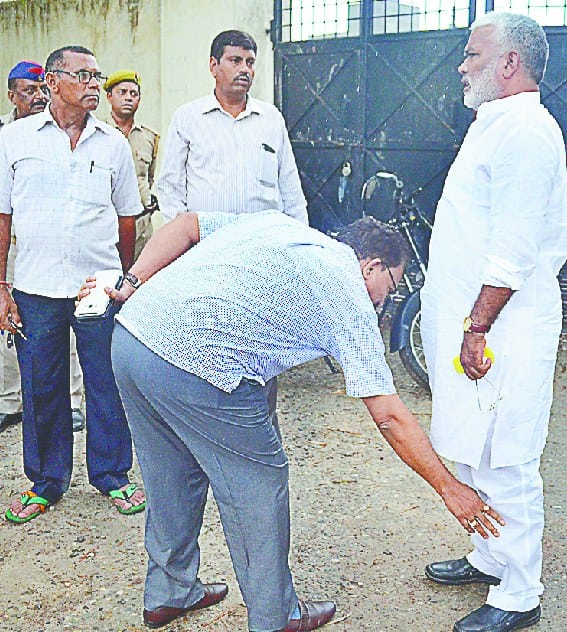 parivahan matri ke saath ghomta raha dalaal