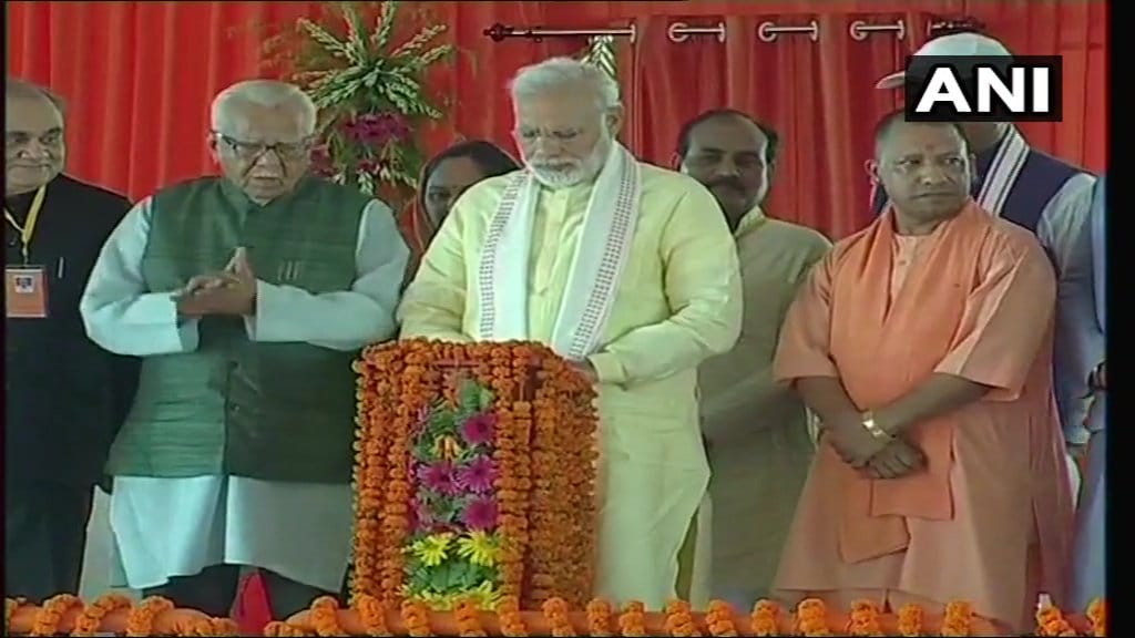 Pm modi arrived varanasi cm yogi welcome him