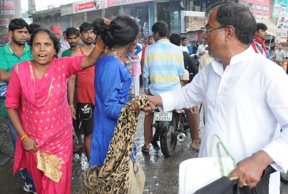 women stolen jewelry in e rickshaw beaten at lekhraj market