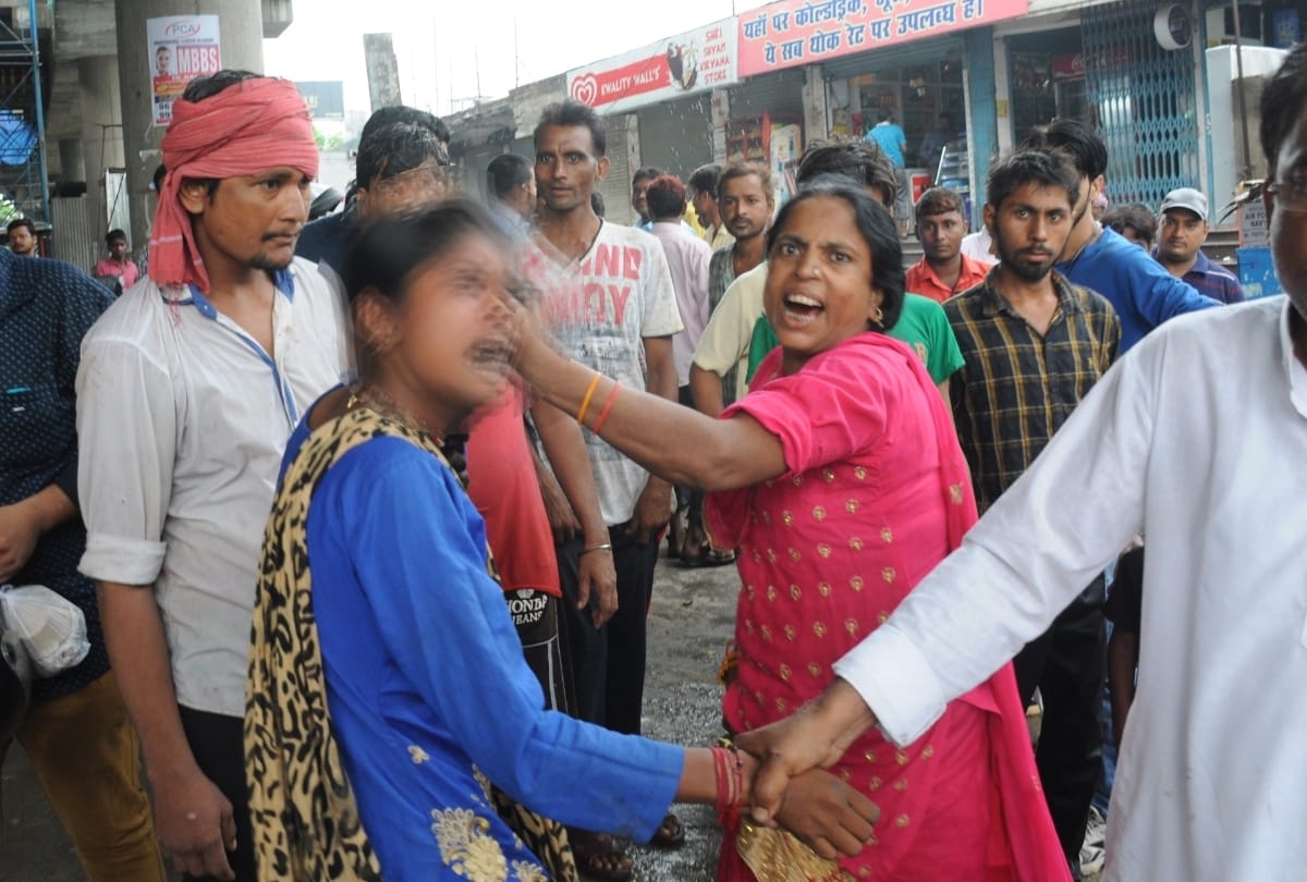 women stolen jewelry in e rickshaw beaten at lekhraj market