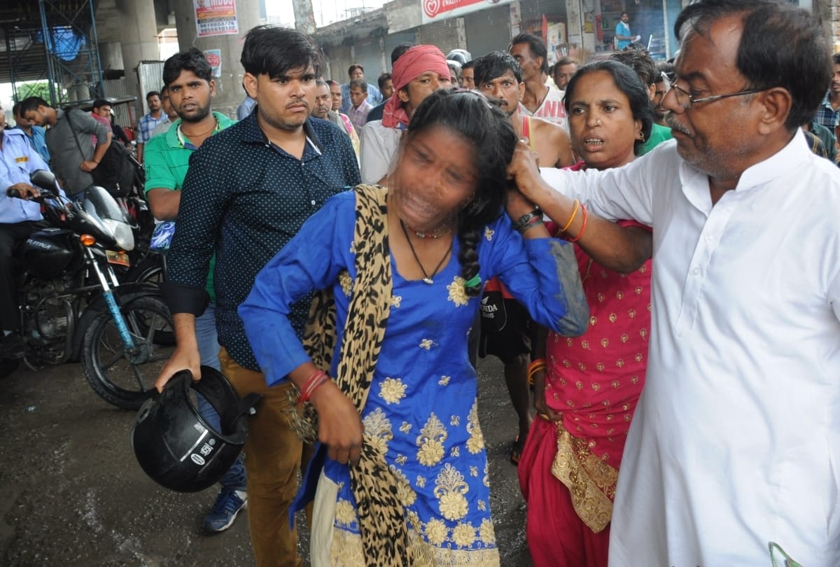 women stolen jewelry in e rickshaw beaten at lekhraj market