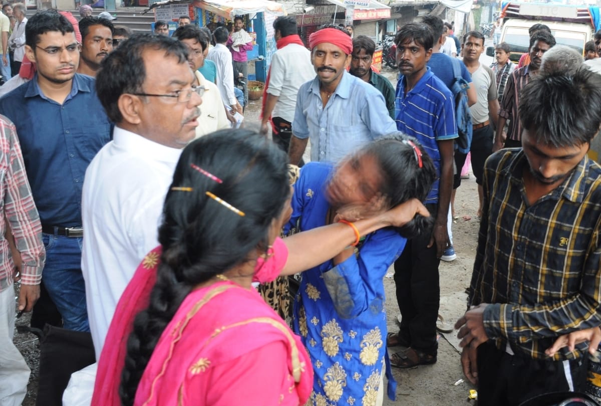 women stolen jewelry in e rickshaw beaten at lekhraj market