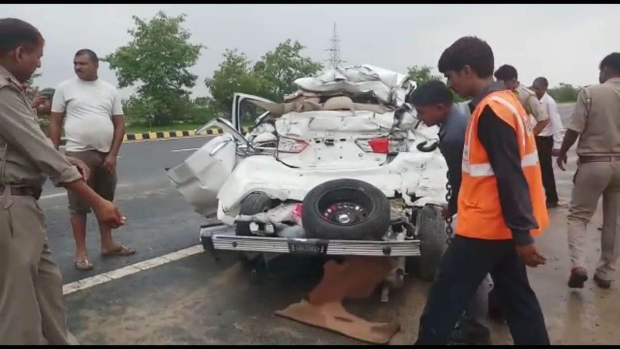 एक्सप्रेसवे पर कंटेनर में घुसी कार, मां-बेटे समेत चार की मौत