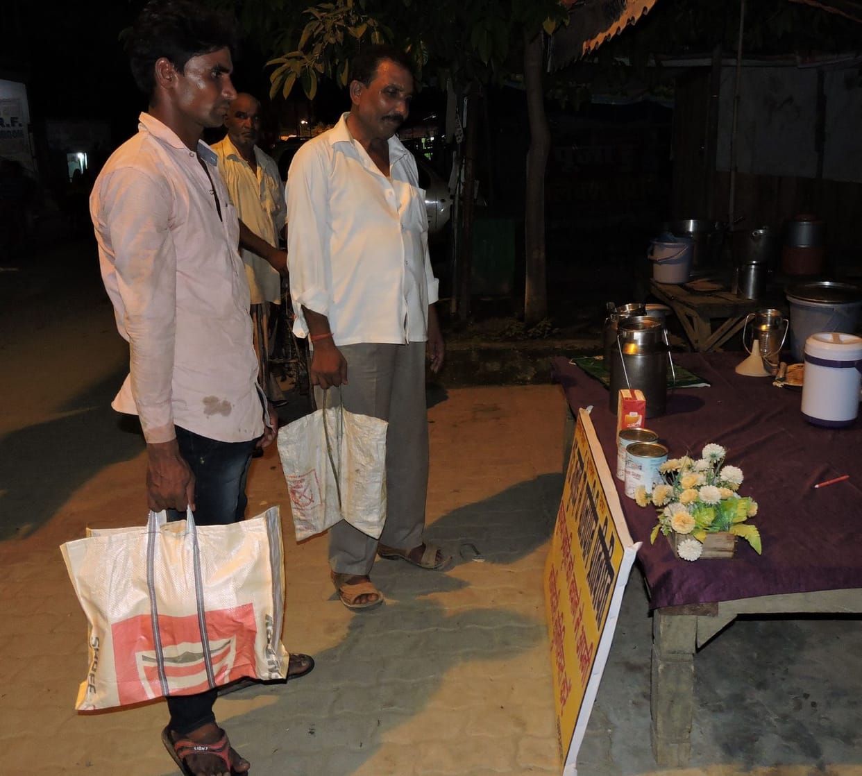पॉलिथीन बंदी का दिखा असर, थैला लेकर निकले लोग