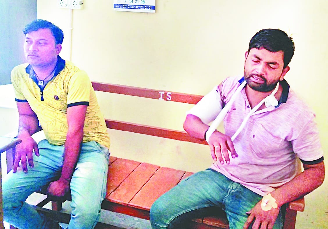 young man shot himself, wounded 
