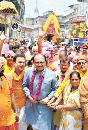 Among the cheers Balabhadra, Subhadra sang with Jagannath
