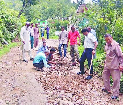 विभाग देखता रहा, पार्षद-ग्रामीणों ने सड़क की कर दी मरम्मत