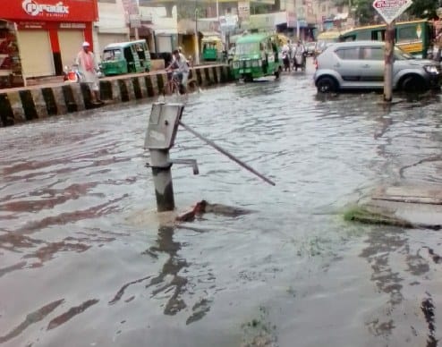 faslo ki aaye bahaar, aaj bhi baarish ke aasaar