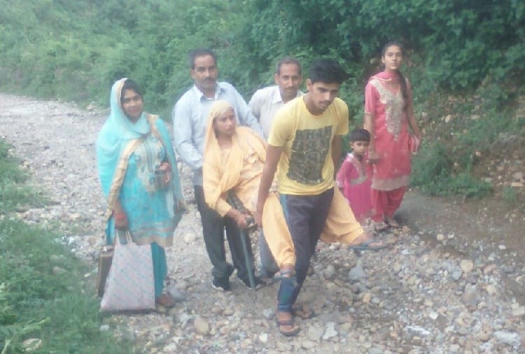 बदहाल सड़क, ऑपरेशन के बाद मरीज को कुर्सी पर बिठाकर लाना पड़ा घर