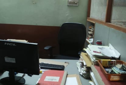 UP: State Bank of India has just one employee over a large accounts,running without staff 