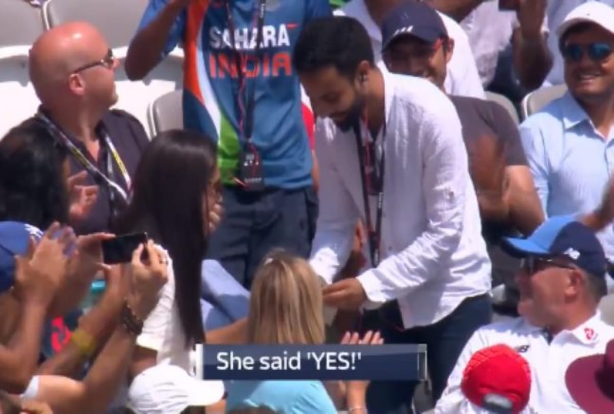cute marriage proposal during india england match